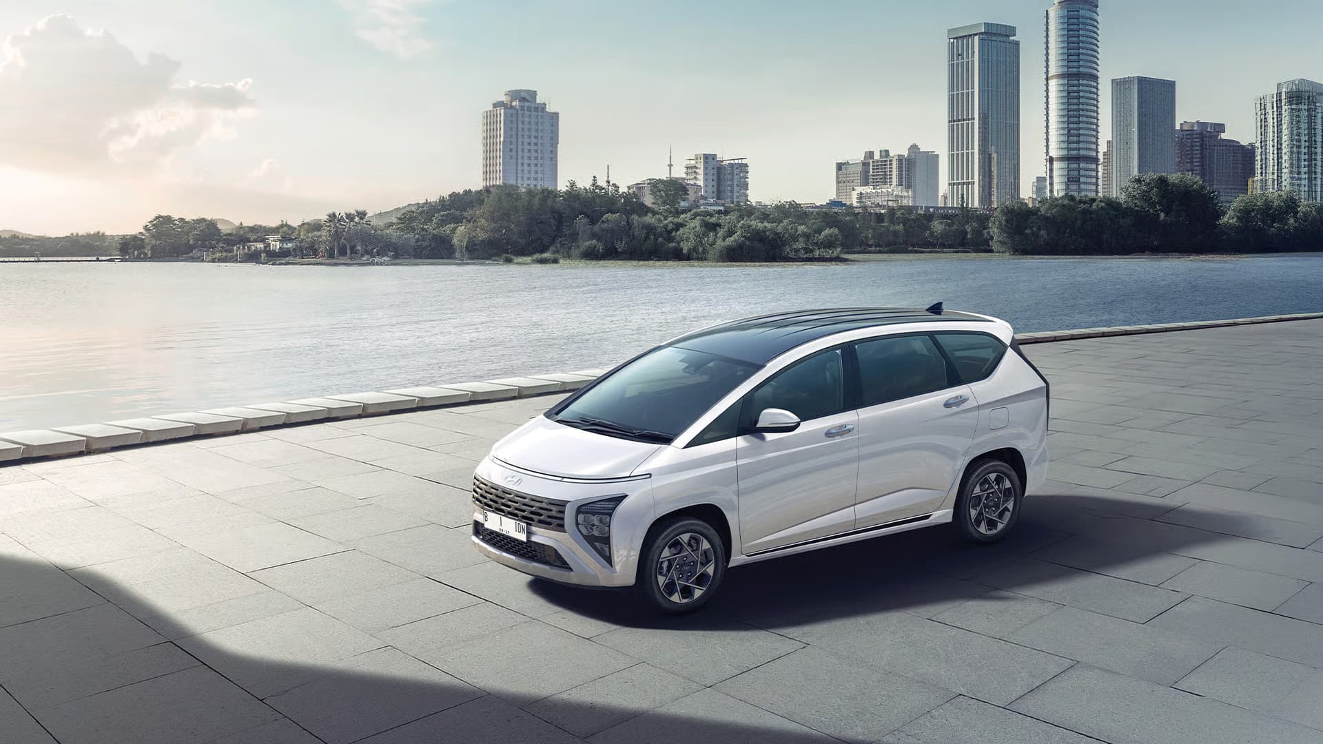 Hyundai STARGAZER tampak depan di jalan